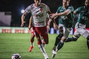 Em jogo de quatro gols e expulsão polêmica, Goiás e Vila Nova ficam no empate em primeiro clássico goiano da Série B