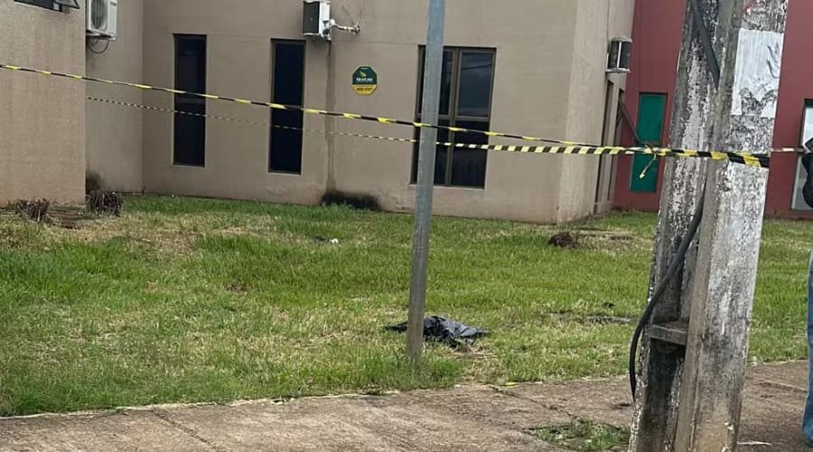 Bebê encontrado morto em gramado de unidade de saúde foi achado após cachorro mexer em saco, diz polícia