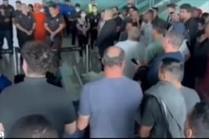 Brasileiros deportados dos EUA cantam o hino nacional após retirada de algemas