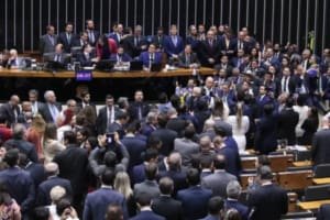 Câmara federal aprova urgência de projeto de anistia