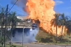 Caminhão-tanque explode após colisão e condutor pula de viaduto