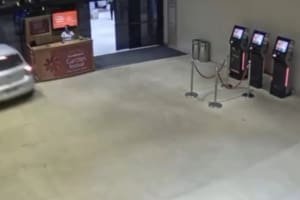 Carro invade Shopping Flamboyant e causa pânico em Goiânia