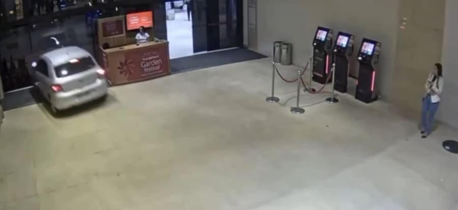 Carro invade Shopping Flamboyant e causa pânico em Goiânia