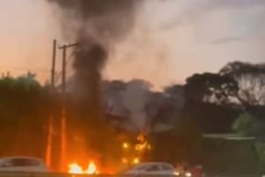 Carro pega fogo na Marginal Botafogo e mãe e filho são resgatados