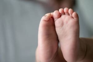 Casal se passa por conselheiros tutelares e tenta sequestrar bebê dos braços da mãe em Jaraguá