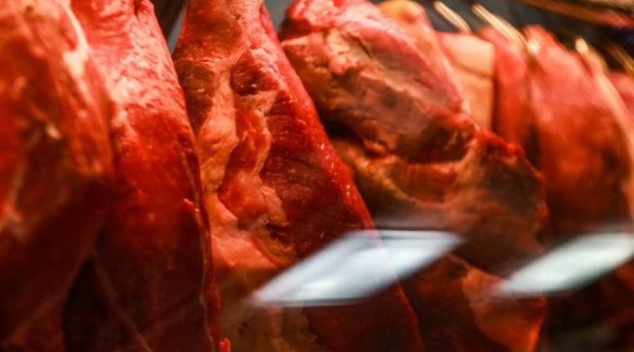 China suspende temporariamente compras de carne bovina de três frigoríficos do Brasil