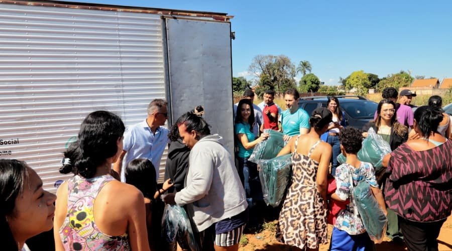 Com a chegada do frio, Prefeitura inicia entrega de cobertores da campanha Aquecendo Vidas em Aparecida