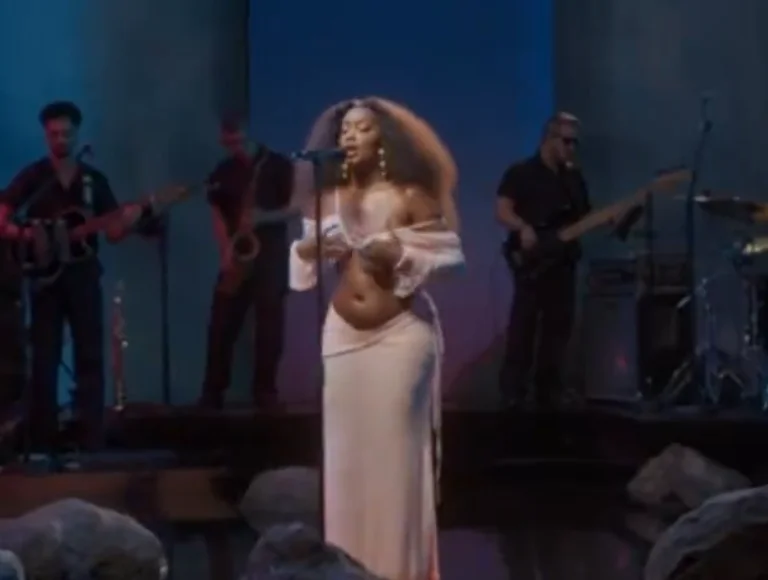 “A vida mudou de cor”: Com barriga à mostra, Iza canta e dedica música para seu 1° filho