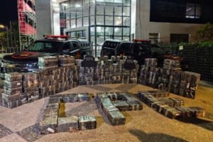 CPE intercepta caminhão com 2 toneladas de drogas em Aparecida