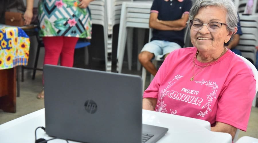 Curso gratuito ensina idosos de Aparecida a usar computador e celular