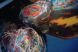 Denúncia ajuda PM a prender mulher por furto de fios em Aparecida