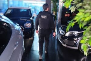 Operação Chave de Vidro investiga golpe de R$ 2,5 milhões em loja de carros de luxo