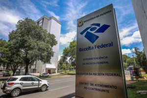 É falsa notícia sobre suspensão de contas e cartões, diz Receita