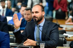 Eduardo Bolsonaro abre mão do mandato no Brasil para continuar nos EUA: “Me sacrificando”