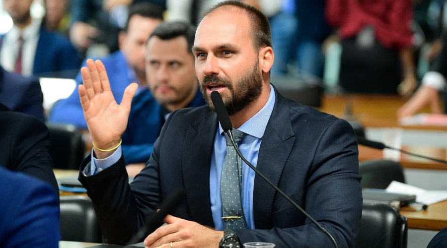 Eduardo Bolsonaro abre mão do mandato no Brasil para continuar nos EUA: “Me sacrificando”
