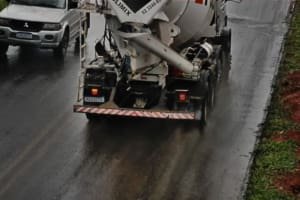 Empresa é multada em R$ 100 mil por derramar concreto em avenida
