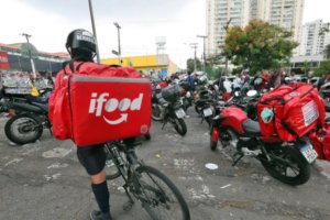 Entregadores mantêm paralisação por melhores condições de trabalho