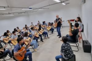 Escolas do Futuro oferecem 624 vagas gratuitas em cursos de teatro e violão