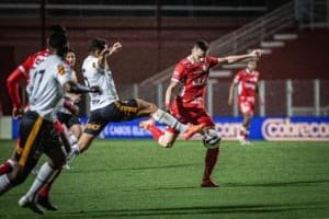 Após derrota do Vila Nova, Lacerda dispara contra arbitragem: “Jogo de sub-13…”