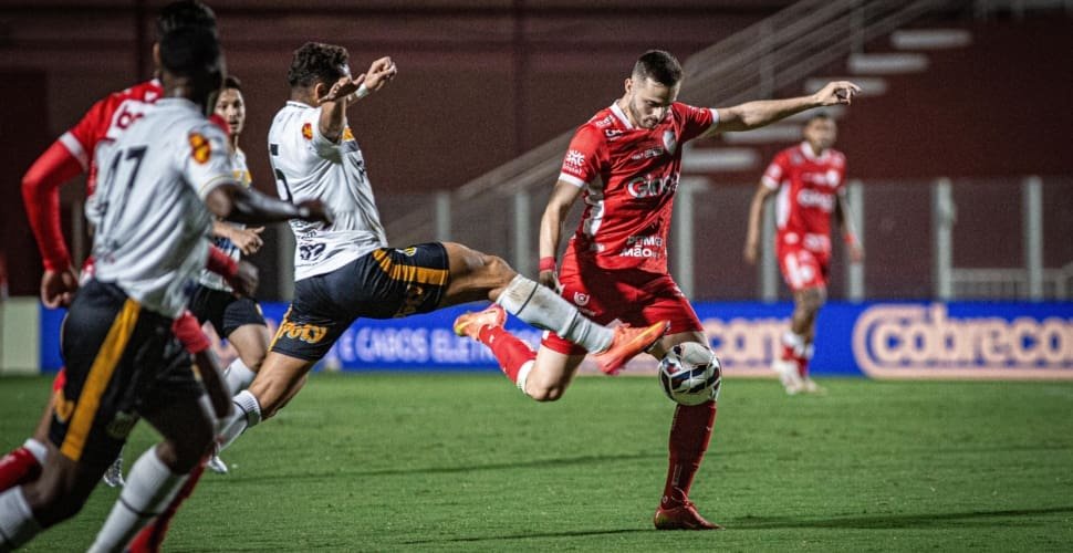 Após derrota do Vila Nova, Lacerda dispara contra arbitragem: “Jogo de sub-13…”
