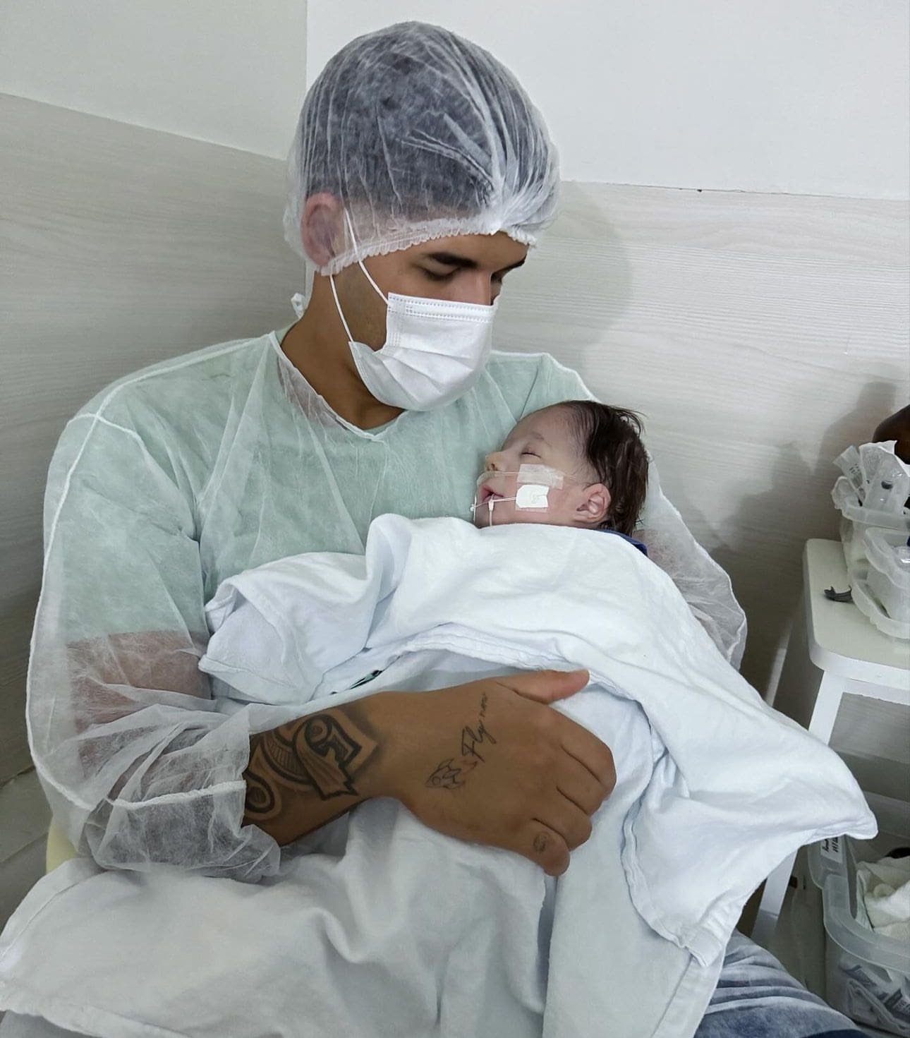 Zé Vaqueiro celebra 11 meses do filho