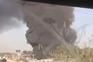 Fogo consome loja de pneus no Parque Oeste Industrial, em Goiânia