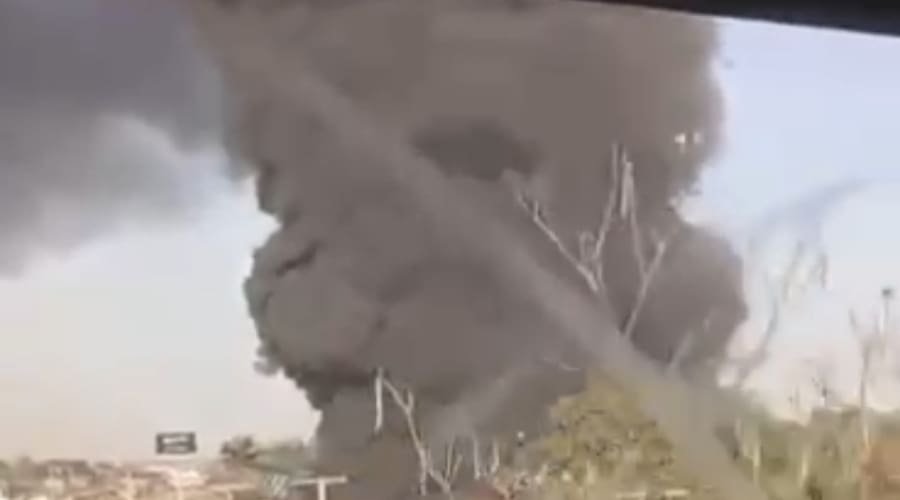 Fogo consome loja de pneus no Parque Oeste Industrial, em Goiânia