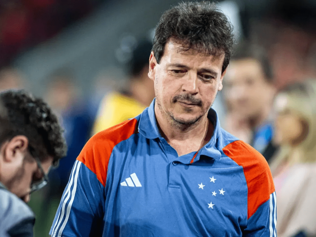 Fernando Diniz não teve uma boa temporada com o Cruzeiro (Luis Garcia/AGIF) Fernando Diniz não teve uma boa temporada com o Cruzeiro (Luis Garcia/AGIF)