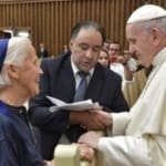 Freira defensora de minorias quebra rigoroso protocolo em velório do Papa
