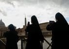 Em imagens históricas do Vaticano, fiéis revelam evolução tecnológica