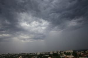 Frente fria deve amenizar calor e provocar chuva em Goiás