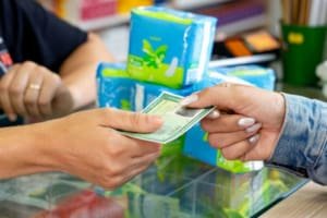 Governo avisa sobre retirada grátis de absorventes a 14 milhões