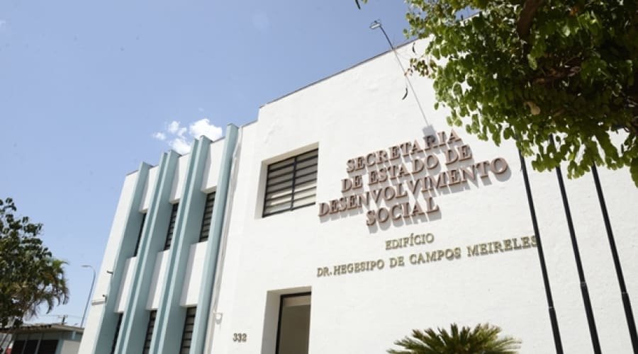 Governo de Goiás abre inscrições para processo seletivo com salário de até R$ 10,8 mil; confira