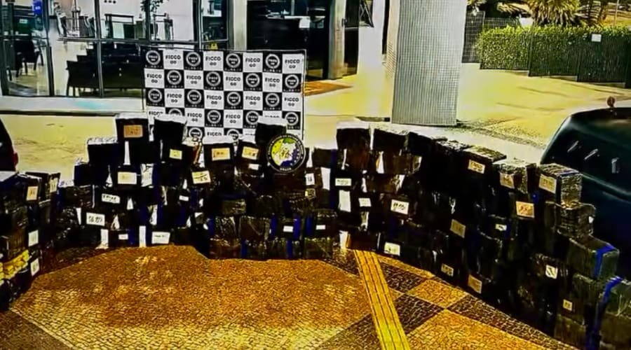 Helicóptero da PM intercepta carreta com 2,3 toneladas de maconha