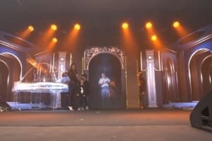 Dupla Matheus & Kauan se emociona com holograma do pai em lançamento de álbum