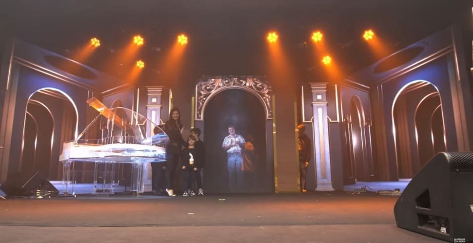 Dupla Matheus & Kauan se emociona com holograma do pai em lançamento de álbum