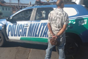 Homem com tornozeleira é preso por tentar furtar em farmácia