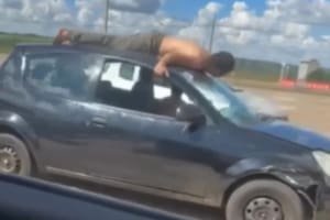 Homem é flagrado sobre o teto de carro em alta velocidade na BR-153; motorista estava embriagado