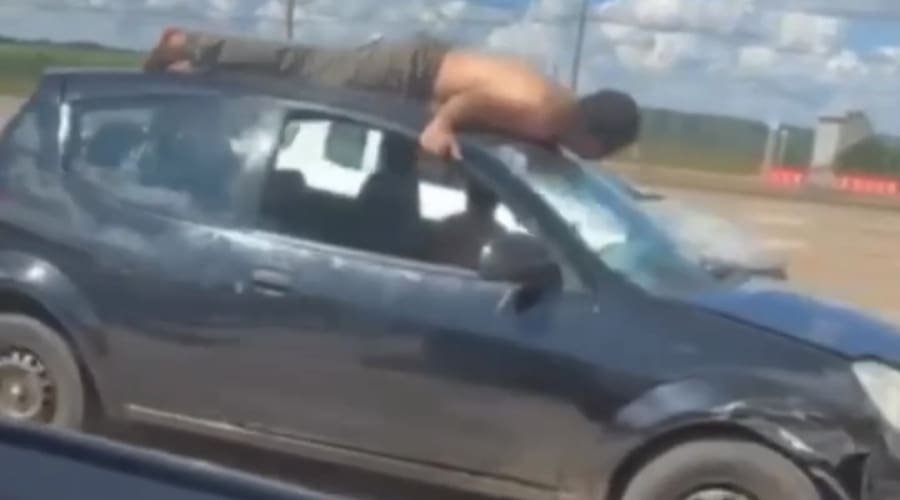Homem é flagrado sobre o teto de carro em alta velocidade na BR-153; motorista estava embriagado