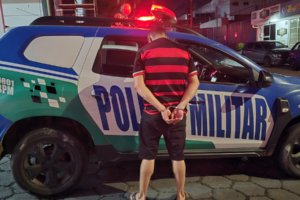 Homem é preso após atirar em outro em discussão por jogo de futebol