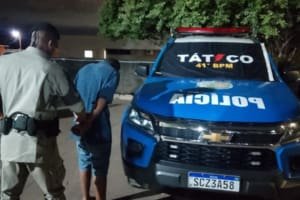 Homem é preso após esfaquear padrasto em distribuidora de bebidas