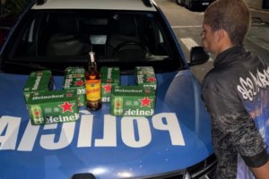 Homem é preso após furtar cerveja e uísque em supermercado