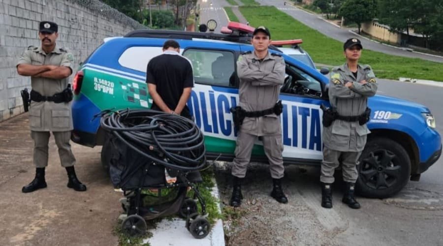 Homem é preso em flagrante transportando fios de cobre furtados em carrinho de bebê