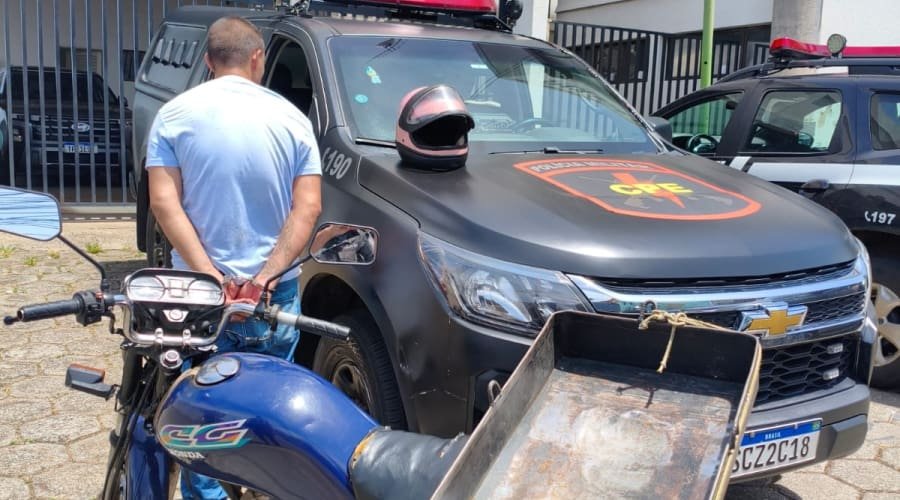 Homem é preso por furtar moto e capacete um dia após deixar prisão