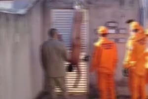 Homem fica pendurado nu em muro ao tentar invadir condomínio da ex