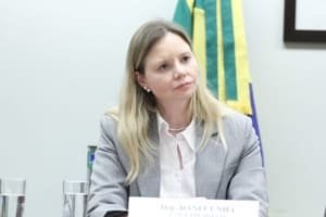Projeto criminaliza uso de celular na cabine de votação