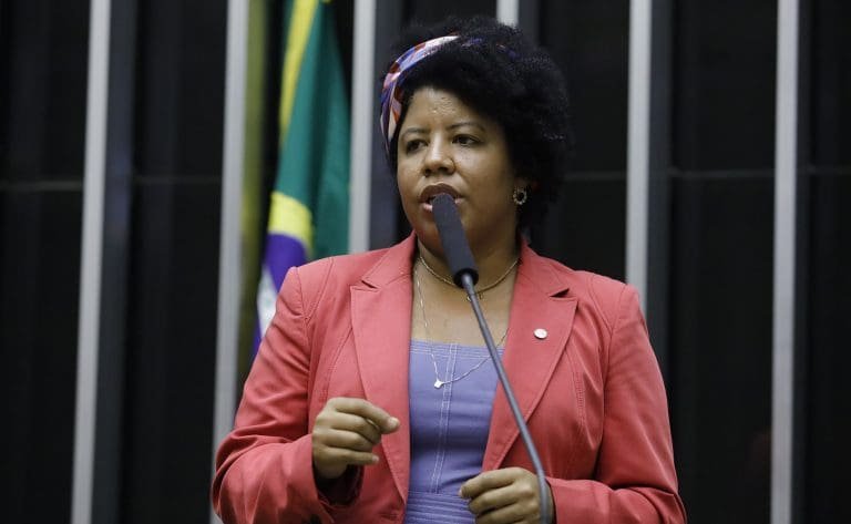 Fórum Parlamentar do BRICS começa na terça com reuniões de mulheres e comissões de Relações Exteriores deputada Jack Rocha discursa no plenário