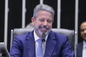 Homenageado no Plenário por deputados de diversos partidos, Lira diz que voltará ao chão de fábrica