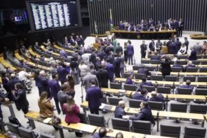 Governistas criticam TCU por suspender recursos do Pé-de-Meia; oposição quer CPI sobre o programa