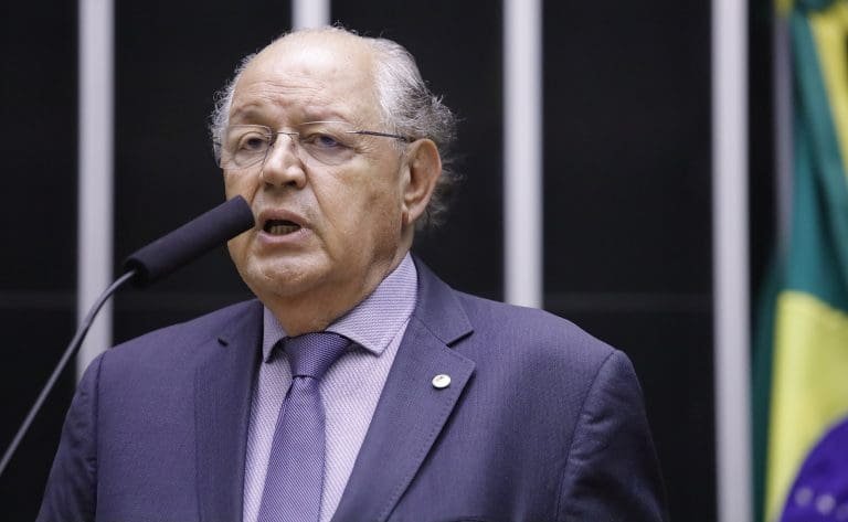 Proposta muda a Constituição para instituir o semipresidencialismo no Brasil Deputado Luiz Carlos Hauly fala ao microfone